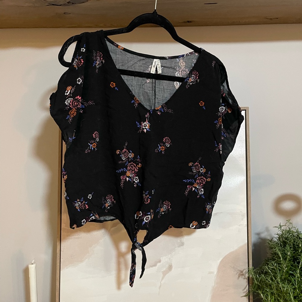 Mudd Black Floral Tie-Front Crop Blouse Cold shoulder
